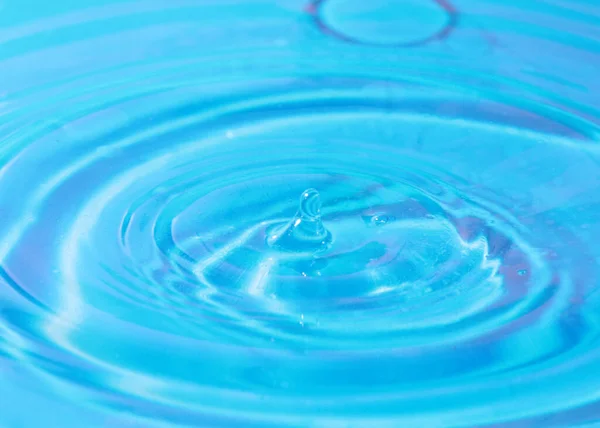Uma Gota Água Caindo Líquido Claro Cria Belos Padrões — Fotografia de Stock