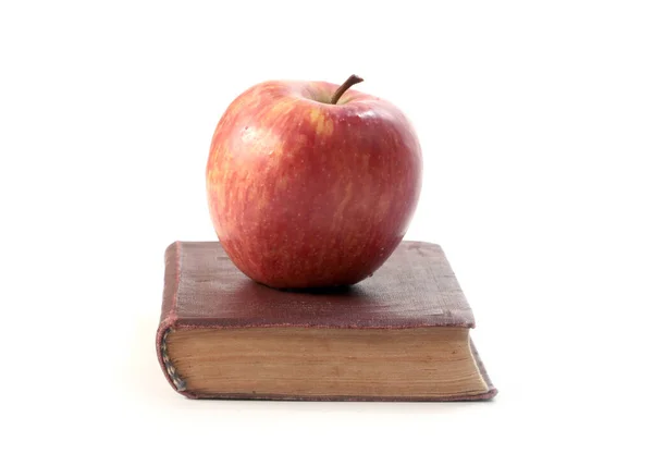 Ένα Όμορφο Ώριμο Φρέσκο Μήλο Βρίσκεται Ένα Παλιό Φιλοσοφικό Βιβλίο — Φωτογραφία Αρχείου