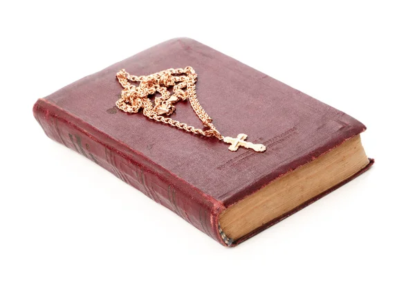 一本古老的宗教书籍和一个金制十字架和一个链条上的十字架 — 图库照片