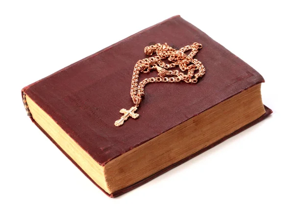 古い古代の宗教書と鎖に十字架のついた金の十字架 — ストック写真