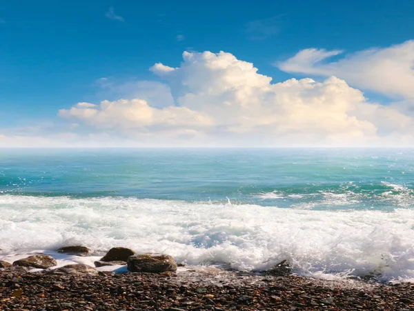 活発なレクリエーションの場としての海の波と空の風景 — ストック写真