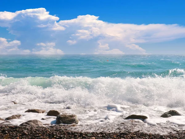 海浪及天空景观作为康乐活动的地方 — 图库照片