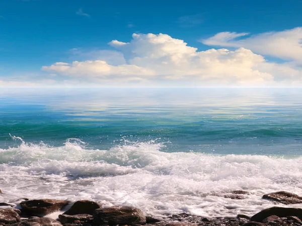 Meereswellen Und Himmelslandschaft Als Ort Der Aktiven Erholung — Stockfoto