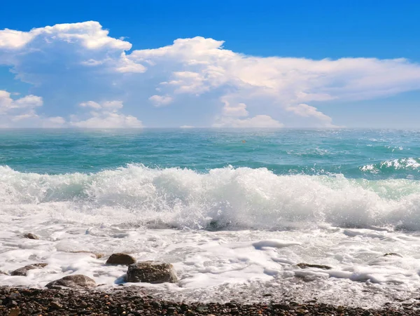 海浪及天空景观作为康乐活动的地方 — 图库照片