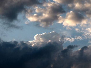 Güneş ışığıyla aydınlatılan güzel gökyüzü.