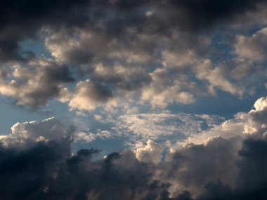 Güneş ışığıyla aydınlatılan güzel gökyüzü.