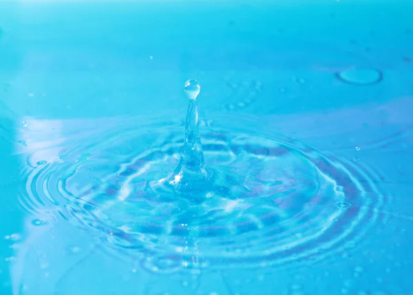 Uma Gota Líquido Cai Superfície Água — Fotografia de Stock