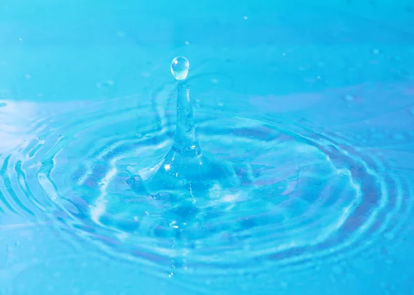 Een Druppel Vloeistof Valt Het Oppervlak Van Het Water — Stockfoto