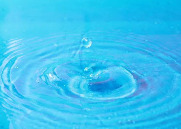 Uma Gota Líquido Cai Superfície Água — Fotografia de Stock