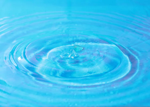 Uma Gota Líquido Cai Superfície Água — Fotografia de Stock