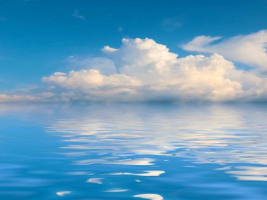 Deniz yüzeyindeki bulutlu gökyüzünün yansıması.