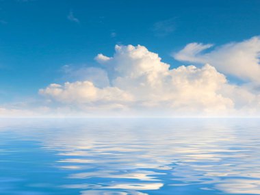 Deniz yüzeyindeki bulutlu gökyüzünün yansıması.