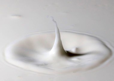 Bir damla sıvı düşer ve sütün yüzeyi tuhaf desenler yaratır.