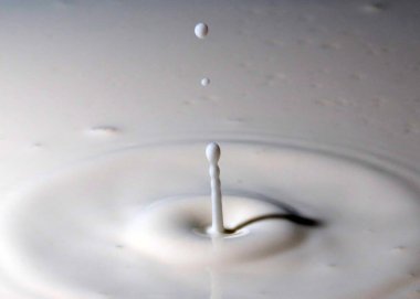 Bir damla sıvı düşer ve sütün yüzeyi tuhaf desenler yaratır.