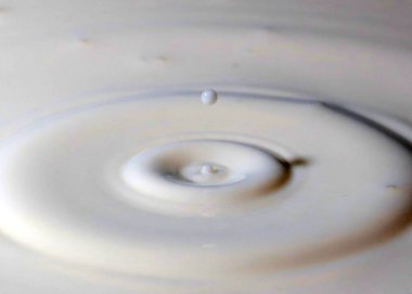 Bir damla sıvı düşer ve sütün yüzeyi tuhaf desenler yaratır.