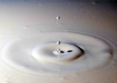 Bir damla sıvı düşer ve sütün yüzeyi tuhaf desenler yaratır.