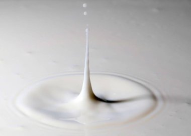 Bir damla sıvı düşer ve sütün yüzeyi tuhaf desenler yaratır.