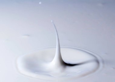 Bir damla sıvı düşer ve sütün yüzeyi tuhaf desenler yaratır.