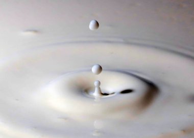 Bir damla sıvı düşer ve sütün yüzeyi tuhaf desenler yaratır.