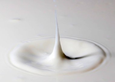 Bir damla sıvı düşer ve sütün yüzeyi tuhaf desenler yaratır.