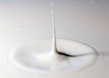 Bir damla sıvı düşer ve sütün yüzeyi tuhaf desenler yaratır.