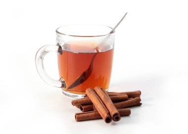 Siyah çay ve kurutulmuş tarçın çubuklarıyla cam bardak.