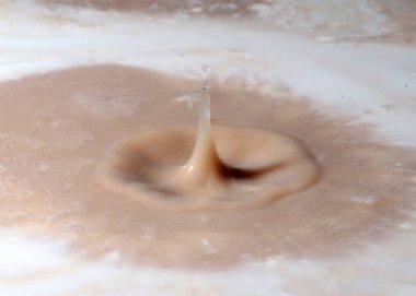 Kirlenmiş su çözeltisinin yüzeyine bir damla kimyasal sıvı düşer.