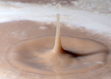 Kirlenmiş su çözeltisinin yüzeyine bir damla kimyasal sıvı düşer.