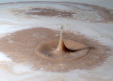 Kirlenmiş su çözeltisinin yüzeyine bir damla kimyasal sıvı düşer.