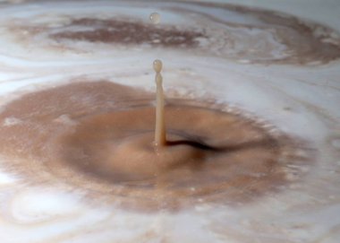 Kirlenmiş su çözeltisinin yüzeyine bir damla kimyasal sıvı düşer.