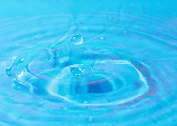 Uma Gota Líquido Cai Superfície Água — Fotografia de Stock