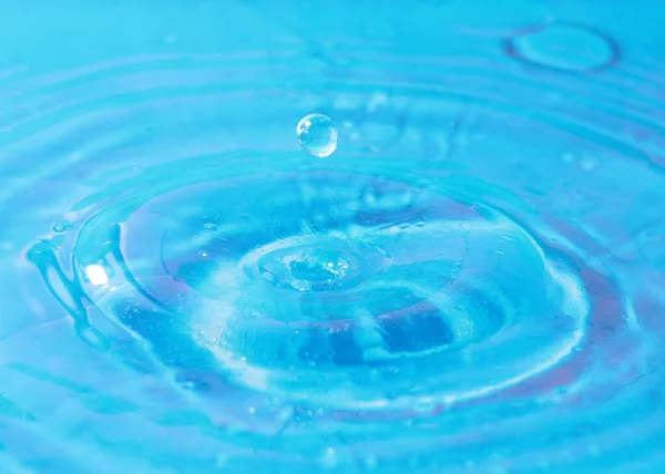 Una Gota Líquido Cae Superficie Del Agua — Foto de Stock