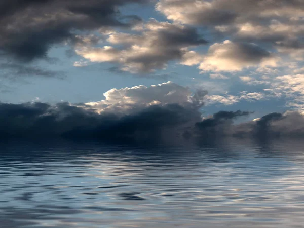 海の穏やかな水面に浮かぶ曇り空を映し出し — ストック写真