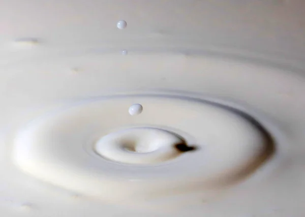 Een Druppel Vloeistof Valt Het Oppervlak Van Melk Creëert Grillige — Stockfoto