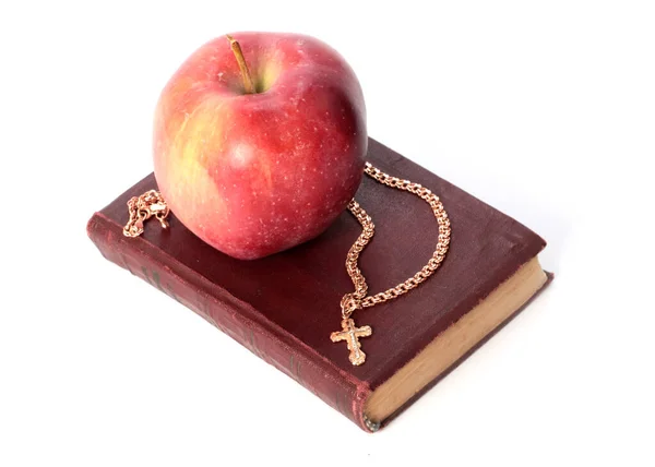 Egy Érett Vörös Alma Egy Vallásos Könyv Arany Kereszttel — Stock Fotó