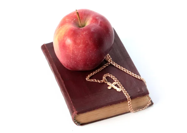 熟した赤いリンゴと黄金の十字架を持つ宗教書 — ストック写真
