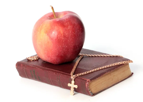 Стигле Червоне Яблуко Релігійна Книга Золотим Хрестом — стокове фото