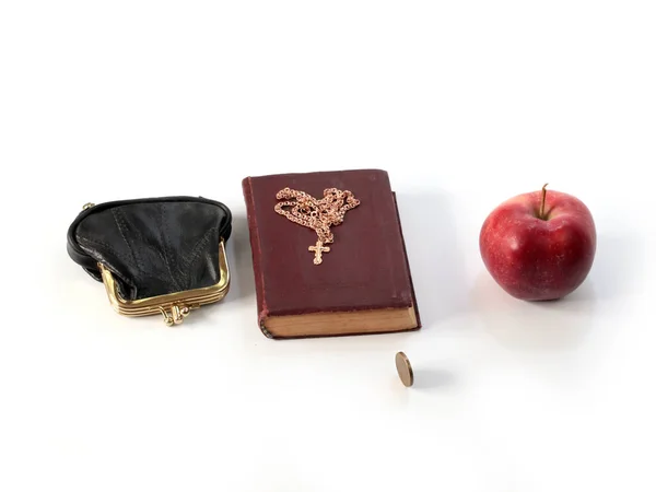 金貨付きの財布の隣に熟したリンゴと黄金の十字架付きの宗教書 — ストック写真