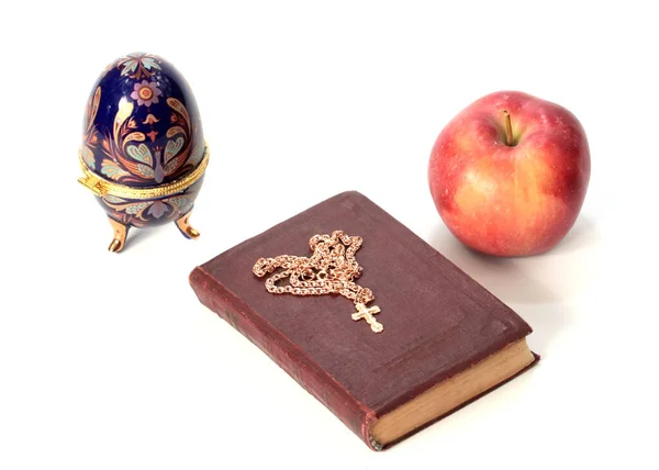 Ein Reifer Apfel Neben Einem Religiösen Buch Mit Einem Goldenen — Stockfoto