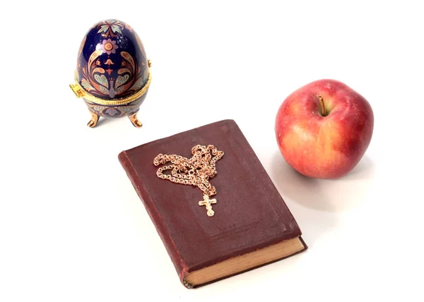 Uma Maçã Madura Lado Livro Religioso Com Uma Cruz Ouro — Fotografia de Stock
