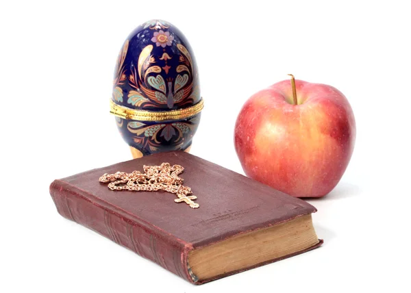 Una Manzana Madura Junto Libro Religioso Con Una Cruz Oro — Foto de Stock