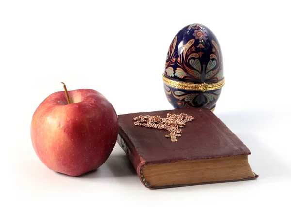 Egy Érett Alma Egy Vallásos Könyv Mellett Arany Kereszttel Húsvéti — Stock Fotó