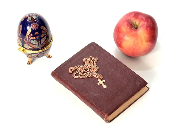 Стигле Яблуко Поруч Релігійною Книгою Золотим Хрестом Пасхальним Яйцем — стокове фото