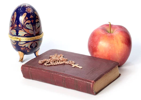 Una Manzana Madura Junto Libro Religioso Con Una Cruz Oro — Foto de Stock