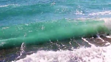 Deniz yüzeyinde deniz fırtınası dalgaları