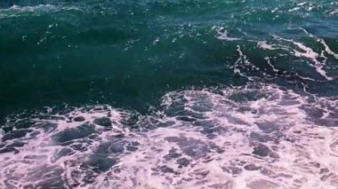 Deniz yüzeyinde deniz fırtınası dalgaları