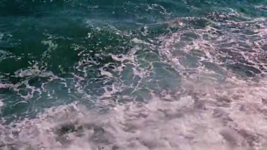 Deniz yüzeyinde deniz fırtınası dalgaları