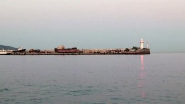Gemiden deniz yüzeyine ve iskele sinyal şamandırasına bakın.