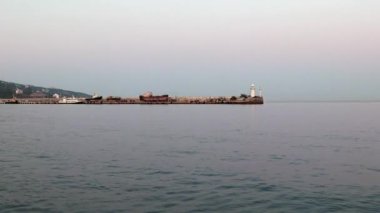 Gemiden deniz yüzeyine ve iskele sinyal şamandırasına bakın.