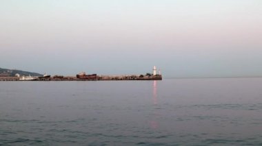 Gemiden deniz yüzeyine ve iskele sinyal şamandırasına bakın.